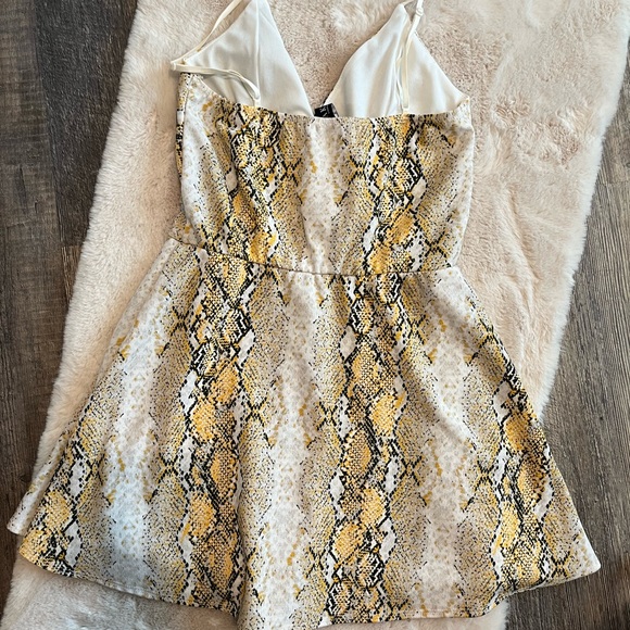 AKIRA Skort Romper in yellow and black snakeskin Women’s size Large - Picture 5 of 5